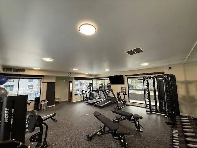 Chateau Eau Claire Unit 1, Stylish Condo Overlooking The River, Walking Distance To Downtown